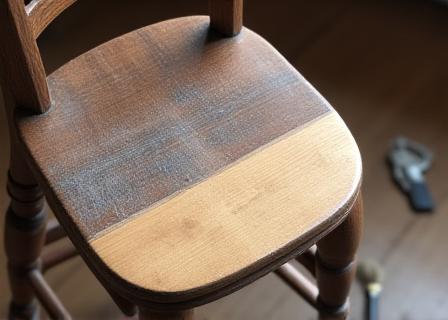 Restauración de una silla de madera antigua con técnicas de lijado